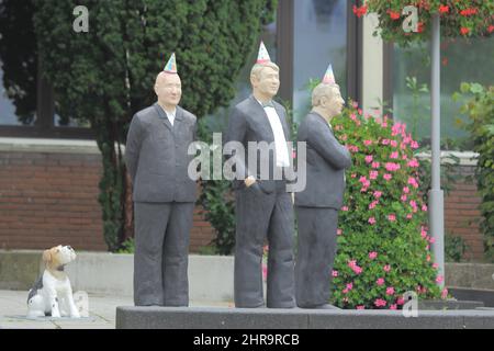 Figures masculines avec chapeaux, gravité de la vie - Christel Lechner - 2021 sur la place de la mairie d'Eschborn, Hesse, Allemagne Banque D'Images