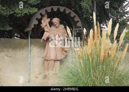 Figure de saint catholique avec crucifix, Geisenheim, Hesse, Allemagne Banque D'Images