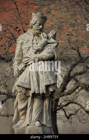 Statue de Saint-Martin avec crucifix, Hattersheim im Taunus, Hesse, Allemagne Banque D'Images