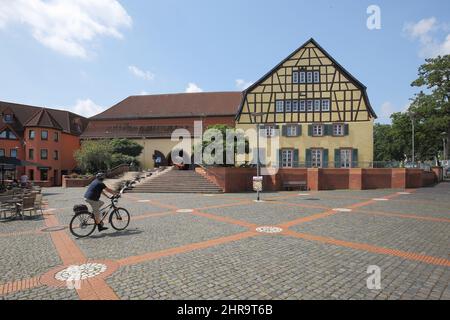 Place du marché avec vue sur l'alter Posthof, cycliste en face de lui, Hattersheim im Taunus, Allemagne Banque D'Images