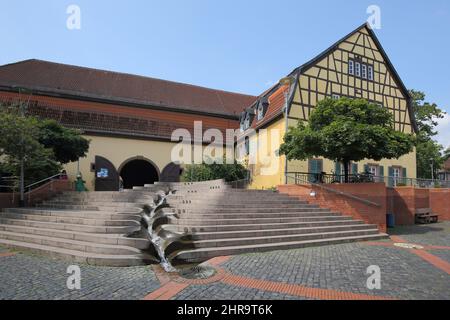 Alter Posthof avec fontaine moderne sur un escalier, place du marché, Hattersheim im Taunus, Hesse, Allemagne Banque D'Images