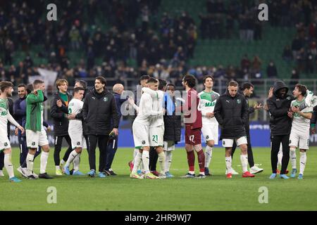 Milan, Italie. 20th févr. 2022. Italie, Milan, février 20 2022: Les joueurs de Sassuolo célèbrent la victoire et se saluent à la fin du match de football FC INTER vs SASSUOLO, Serie A 2021-2022 day26 San Siro Stadium (photo de Fabrizio Andrea Bertani/Pacific Press) Credit: Pacific Press Media production Corp./Alay Live News Banque D'Images