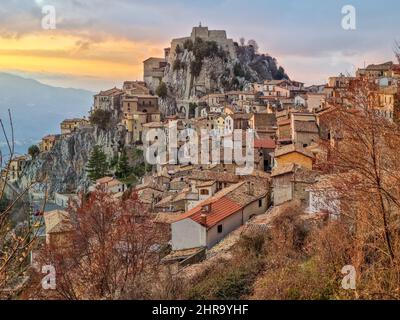 Cervara di Roma en fin d'après-midi, beau village de la province de Rome, Lazio, Italie. Banque D'Images