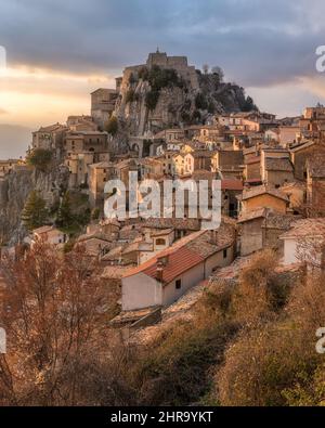 Cervara di Roma en fin d'après-midi, beau village de la province de Rome, Lazio, Italie. Banque D'Images