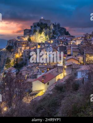 Le magnifique village de Cervara di Roma s'illumina au coucher du soleil. Province de Rome, Latium, Italie centrale. Banque D'Images