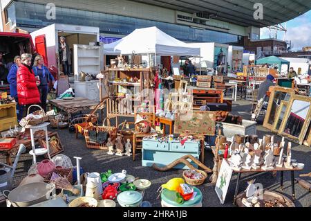 Marché d'antiquités de Sunbury, Kempton Park Racecourse, Sunbury-on-Thames, Surrey, Angleterre, Royaume-Uni Banque D'Images