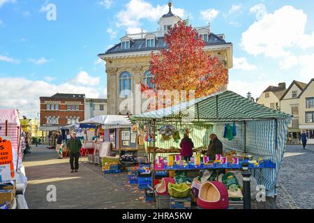 Marché extérieur en automne, place du marché, Abingdon-on-Thames, Oxfordshire, Angleterre, Royaume-Uni Banque D'Images