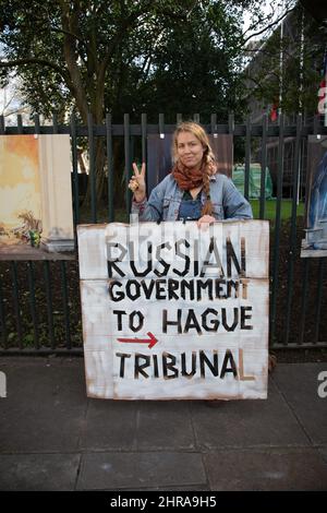 Londres, Royaume-Uni. 25th févr. 2022. Elena, de Lituanie, présente un signe pour protester contre la récente attaque de la Russie contre l'Ukraine. Credit: Kiki Streitberger/Alay Live News Credit: Kiki Streitberger/Alay Live News Banque D'Images