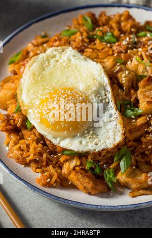 Porc maison Belly Kimchi riz frit aux oignons verts Banque D'Images