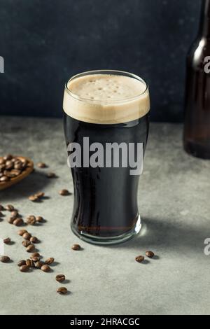 Un café rafraîchissant et plein de bière dans un verre à pinte Banque D'Images