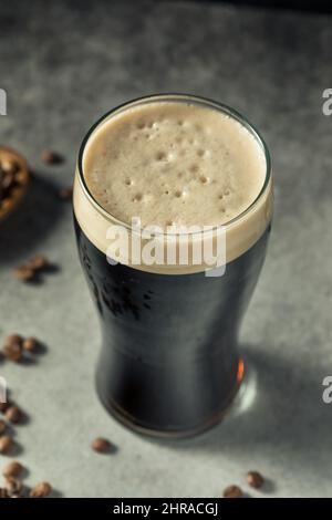 Un café rafraîchissant et plein de bière dans un verre à pinte Banque D'Images