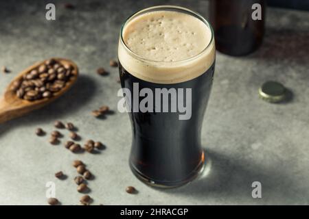 Un café rafraîchissant et plein de bière dans un verre à pinte Banque D'Images