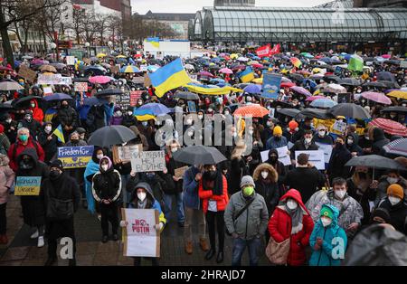 Hambourg, Allemagne. 25th févr. 2022. Participants à une manifestation dans le centre-ville contre la guerre et l'invasion russe de l'Ukraine. Credit: Christian Charisius/dpa/Alay Live News Banque D'Images