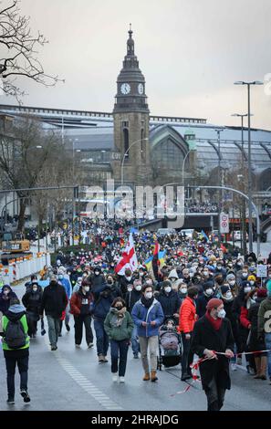 Hambourg, Allemagne. 25th févr. 2022. Participants à une manifestation dans le centre-ville contre la guerre et l'invasion russe de l'Ukraine. Credit: Christian Charisius/dpa/Alay Live News Banque D'Images