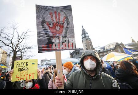 Hambourg, Allemagne. 25th févr. 2022. Participants à une manifestation dans le centre-ville contre la guerre et l'invasion russe de l'Ukraine. Credit: Christian Charisius/dpa/Alay Live News Banque D'Images