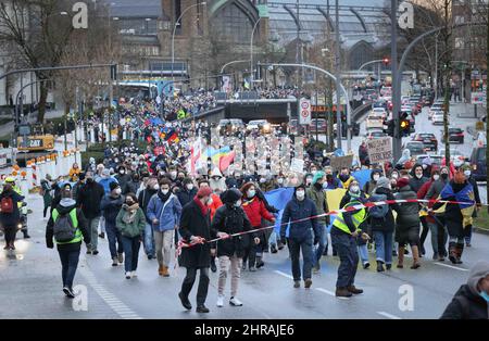 Hambourg, Allemagne. 25th févr. 2022. Participants à une manifestation dans le centre-ville contre la guerre et l'invasion russe de l'Ukraine. Credit: Christian Charisius/dpa/Alay Live News Banque D'Images