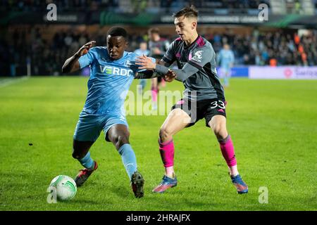 Randers, Danemark. 24th, février 2022. Tofin Kehinde (10) de Randers FC et Luke Thomas (33) de Leicester City vus pendant le match de l'UEFA Europa Conference League entre Randers FC et Leicester City au parc Cepheus de Randers. (Crédit photo: Gonzales photo - Balazs Popal). Banque D'Images