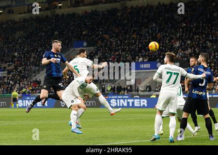 20 février 2022, Milan, Italie: Italie, Milan, février 20 2022: Milan Skriniar (Inter Defender) près de marquer dans la première moitié pendant le match de football FC INTER vs SASSUOLO, Serie A 2021-2022 day26 San Siro stade (Credit image: © Fabrizio Andrea Bertani/Pacific Press via ZUMA Press Wire) Banque D'Images