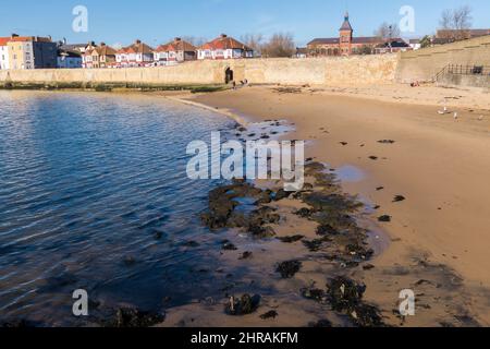 Le front de mer à The Headland à Old Hartlepool, Angleterre, Royaume-Uni montrant des maisons, Fish Sands et Sandwell Gate Banque D'Images