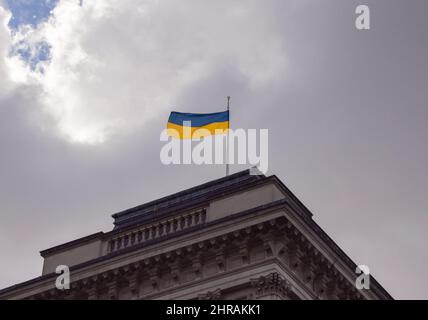 Londres, Royaume-Uni. 25th février 2022. Le drapeau national de l'Ukraine survole Downing Street. Des manifestants se sont rassemblés devant Downing Street pour protester contre l'invasion russe de l'Ukraine et ont appelé le gouvernement britannique à aider l'Ukraine et à imposer des sanctions supplémentaires à la Russie. Credit: Vuk Valcic/Alamy Live News Banque D'Images