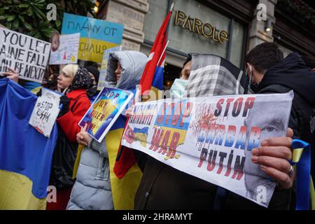 Istanbul, Turquie. 25th févr. 2022. Les manifestants tiennent des pancartes exprimant leur opinion pendant la manifestation.des citoyens ukrainiens vivant à Istanbul se sont rassemblés devant le consulat général russe dans le district de Beyo?lu et ont protesté contre l'opération militaire russe contre l'Ukraine. Criant des slogans « Killer Poutine » et tenant des bannières « No to war » et « Stop the war », les manifestants ont appelé à l'arrêt de la guerre Dès que possible pendant que la police a pris des mesures de sécurité étendues, certains Ukrainiens ont éclaté en larmes. (Photo par Ibrahim Oner/SOPA Images/Sipa USA) crédit: SIPA USA/Alay Live News Banque D'Images