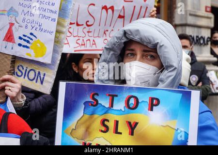 Istanbul, Turquie. 25th févr. 2022. Un manifestant regarde tout en tenant un écriteau pendant la manifestation.des citoyens ukrainiens vivant à Istanbul se sont rassemblés devant le consulat général russe dans le district de Beyo?lu et ont protesté contre l'opération militaire russe contre l'Ukraine. Criant des slogans « Killer Poutine » et tenant des bannières « No to war » et « Stop the war », les manifestants ont appelé à l'arrêt de la guerre Dès que possible pendant que la police a pris des mesures de sécurité étendues, certains Ukrainiens ont éclaté en larmes. (Photo par Ibrahim Oner/SOPA Images/Sipa USA) crédit: SIPA USA/Alay Live News Banque D'Images