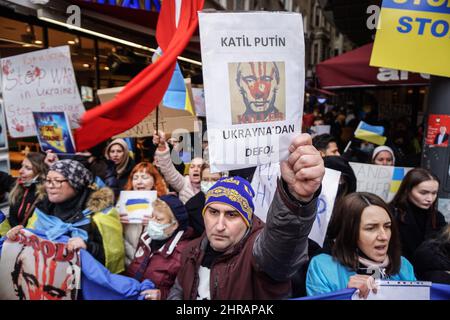 Un manifestant tient un écriteau avec un portrait de Vladimir Poutine pendant la manifestation.des citoyens ukrainiens vivant à Istanbul se sont rassemblés devant le consulat général de Russie dans le district de Beyo?lu et ont protesté contre l'opération militaire de la Russie contre l'Ukraine. Criant des slogans « Killer Poutine » et tenant des bannières « No to war » et « Stop the war », les manifestants ont appelé à l'arrêt de la guerre Dès que possible pendant que la police a pris des mesures de sécurité étendues, certains Ukrainiens ont éclaté en larmes. (Photo par Ibrahim Oner/SOPA Images/Sipa USA) Banque D'Images