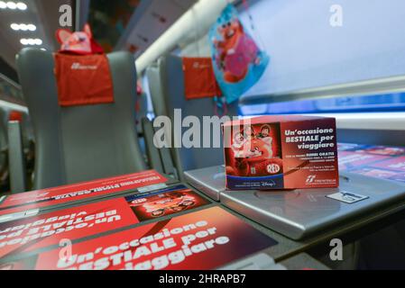 Rome, Italie. 25th févr. 2022. Gare Termini, Rome, Italie, 25 février 2022, L'intérieur du train avec les gadgets du film d'animation 'Red' pendant la présentation du train Frecciarossa avec des graphiques dédiés au film d'animation 'Red' de Disney et Pixar - News Credit: Live Media Publishing Group/Alay Live News Banque D'Images