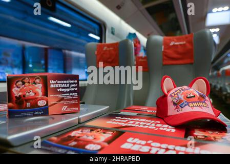 Rome, Italie. 25th févr. 2022. Gare Termini, Rome, Italie, 25 février 2022, L'intérieur du train avec les gadgets du film d'animation 'Red' pendant la présentation du train Frecciarossa avec des graphiques dédiés au film d'animation 'Red' de Disney et Pixar - News Credit: Live Media Publishing Group/Alay Live News Banque D'Images