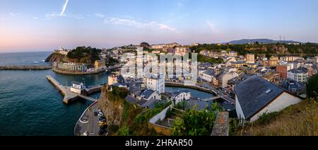 Luarca, Asturies Espagne, Europe. Paysage avec pêche et port de plaisance avec bateaux, port, mer et plage. Destination touristique, coucher de soleil panoramique Banque D'Images