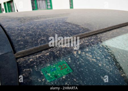 Poussière et sable du sahara soufflé par le vent de calima déposé sur le toit d'une voiture à playa blanca Lanzarote, îles Canaries, Espagne Banque D'Images