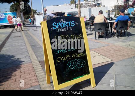 Inscrivez-vous en anglais à l'extérieur d'un pub à Lanzarote, pour les sports présentés en direct et barbecue côtelettes chips et coleslaw pour le prix de l'euro îles Canaries, Espagne Banque D'Images