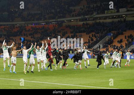Milan, Italie. 20th févr. 2022. Italie, Milan, février 20 2022: Les joueurs de Sassuolo célèbrent la victoire et se saluent à la fin du match de football FC INTER vs SASSUOLO, Serie A 2021-2022 day26 San Siro Stadium (Credit image: © Fabrizio Andrea Bertani/Pacific Press via ZUMA Press Wire) Banque D'Images