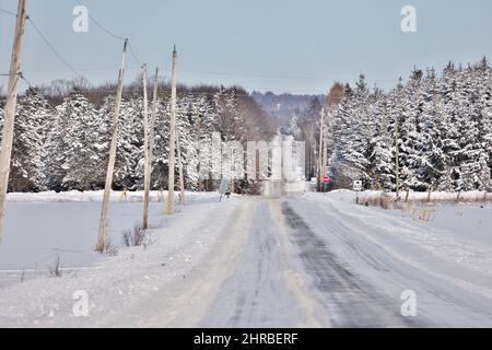 Chaussée glissante glacée sur une route pittoresque du comté de Simcoe Ontario Canada Banque D'Images