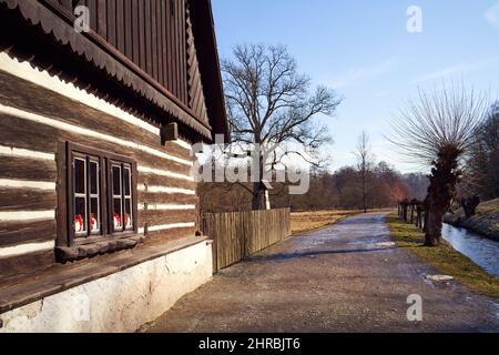 STAARE BELIDLO, RÉPUBLIQUE TCHÈQUE - 13 FÉVRIER 2022 : ancien chalet rural construit de rondins dans la vallée de Babiccino udoli ou grand-mère Banque D'Images