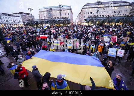 Hambourg, Allemagne. 25th févr. 2022. Participants à une manifestation au Rathausmarkt contre la guerre et l'invasion russe de l'Ukraine. Credit: Christian Charisius/dpa/Alay Live News Banque D'Images