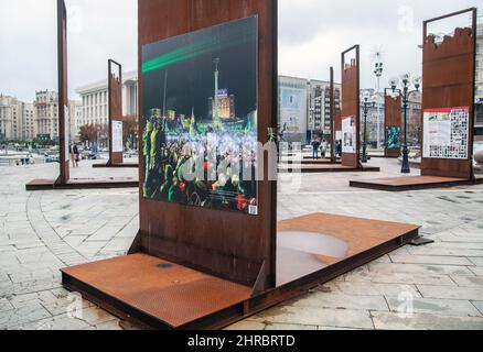 Les gens marchent autour de l'exposition mémorisant la manifestation de 2014 à la place de l'indépendance (Maidan Nezalezhnosti) dans le centre de Kiev. Banque D'Images