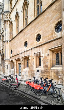 Location de vélos électriques garés à l'extérieur du bâtiment Old Schools, aux bureaux de l'université de Cambridge, Cambridge, Angleterre. Banque D'Images