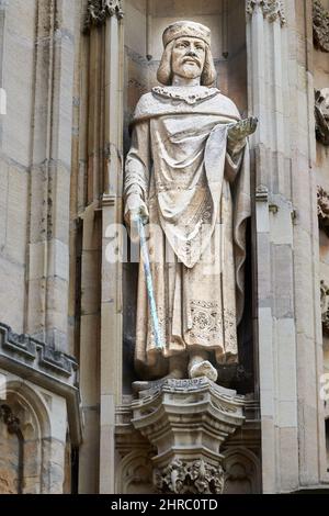 Statue de Thorpe sur un mur extérieur du bâtiment Old Schools, bureaux de l'université de Cambridge, Cambridge, Angleterre. Banque D'Images