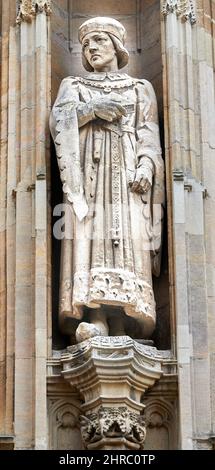 Statue du roi anglais Henry VI sur un mur extérieur du bâtiment Old Schools, bureaux de l'université de Cambridge, Cambridge, Angleterre. Banque D'Images