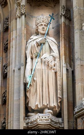 Statue de l'évêque Rotherham sur un mur extérieur du bâtiment Old Schools, bureaux de l'université de Cambridge, Cambridge, Angleterre. Banque D'Images