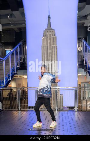 New York, NY - 25 février 2022 : Jabari Banks, star de la nouvelle série de Peacock Bel-Air visite le bâtiment et l'observatoire de l'Empire State Banque D'Images