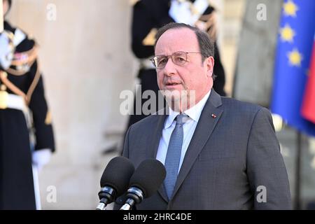 Paris, France. 25th févr. 2022. François Hollande l'ancien président français François Hollande s'adresse à la presse alors qu'il part après une réunion sur l'attaque russe en Ukraine avec le président français à l'Elysée à Paris, en France, le 25 février 2022. (Photo de Lionel Urman/Sipa USA) crédit: SIPA USA/Alay Live News Banque D'Images