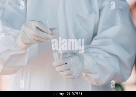 Professionnel médical effectuant un test d'antigène COVID Banque D'Images