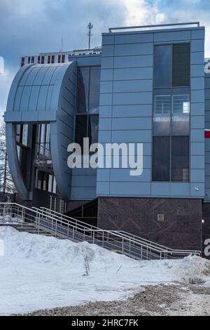 Moscou, Russie - 20 février 2022 : entrée au passage surélevé au-dessus de la chaussée. Banque D'Images