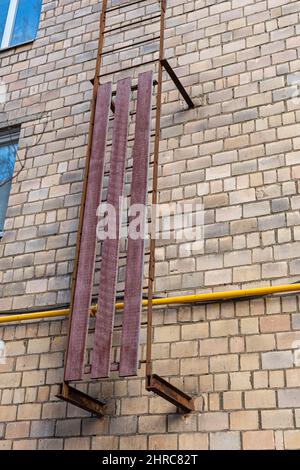 Moscou, Russie - 20 février 2022 : escalier bloqué sur le mur d'une maison en brique. Banque D'Images