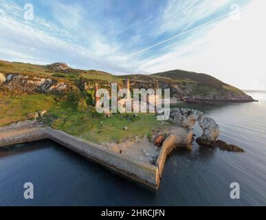 Vue aérienne du site historique de Porth Wen Brickworks à Llanbadig, pays de Galles Banque D'Images