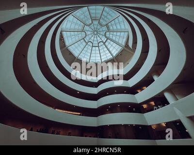 Vue à angle bas de l'intérieur du musée en forme de rond Solomon R. Guggenheim Banque D'Images
