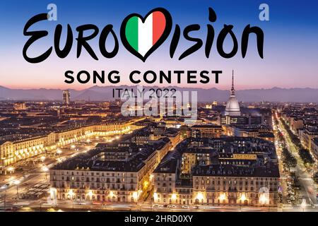 Logo du Concours Eurovision de la chanson sur le paysage urbain de Turin la nuit. L'édition 66th aura lieu à Turin en mai 2022. Turin, Italie - février 2022 Banque D'Images