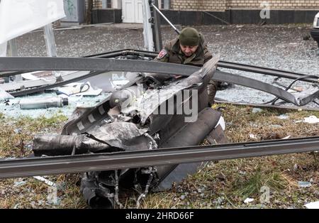 KIEV, UKRAINE - 24 février 2022 : guerre de la Russie contre l'Ukraine. Débris d'une fusée russe après une explosion à Kiev, en Ukraine Banque D'Images